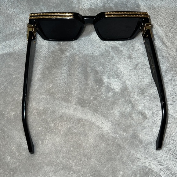 Shades - Picture 2 of 6